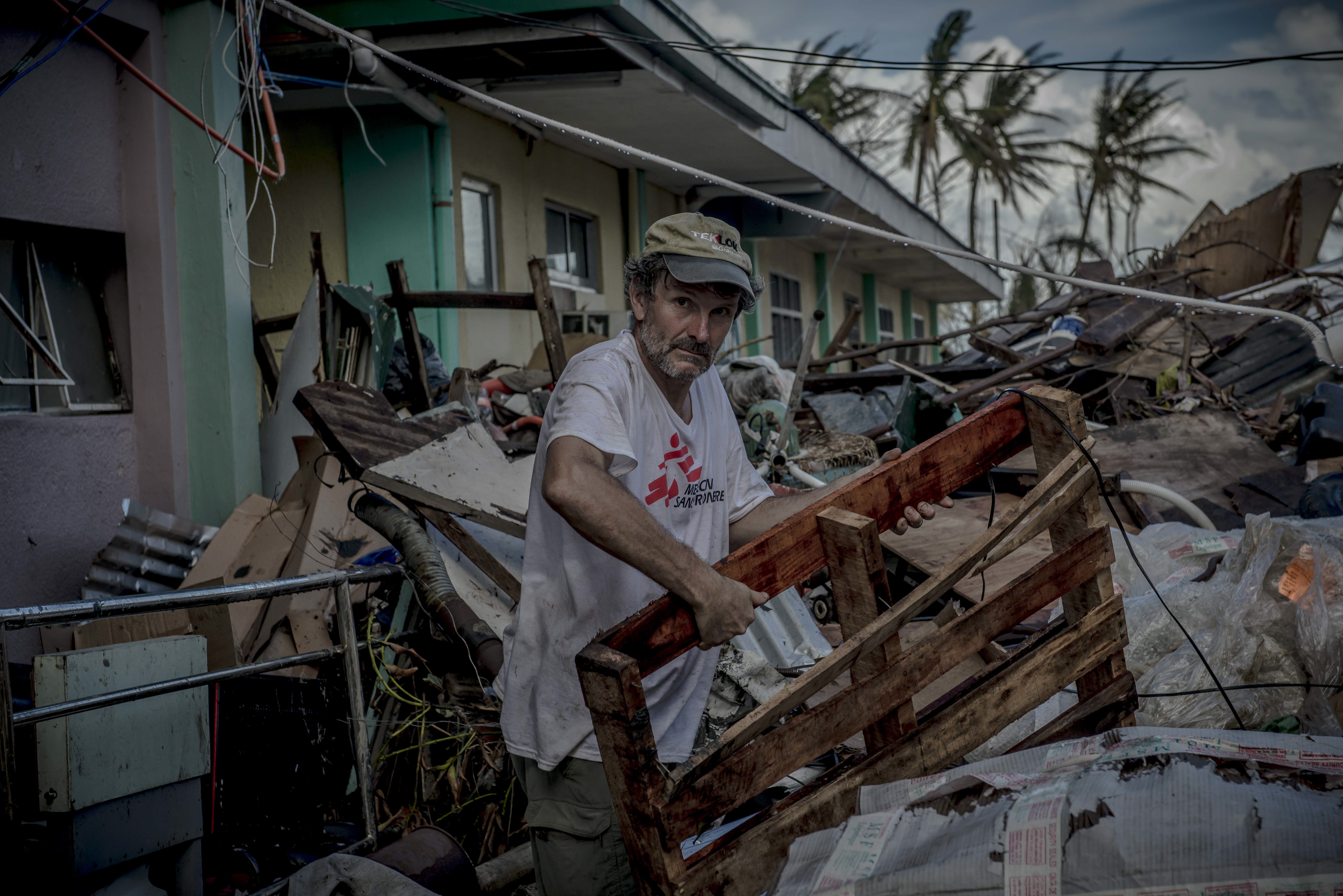 Logistiek medewerker Stéphane Burg stelt een opblaasbaar ziekenhuis op in Tacloban in de Filipijnen.