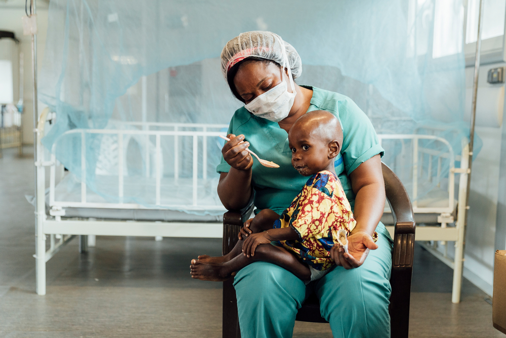 De 2-jarige Sheku Kamara in het centrum voor intensieve therapeutische voeding (ITFC), Hangha Hospital, Kenema District.  Sheku wordt behandeld voor ondervoeding, malaria en longontsteking. Om de drie uur krijgen de kinderen in het ITFC kant-en-klare therapeutische voeding.