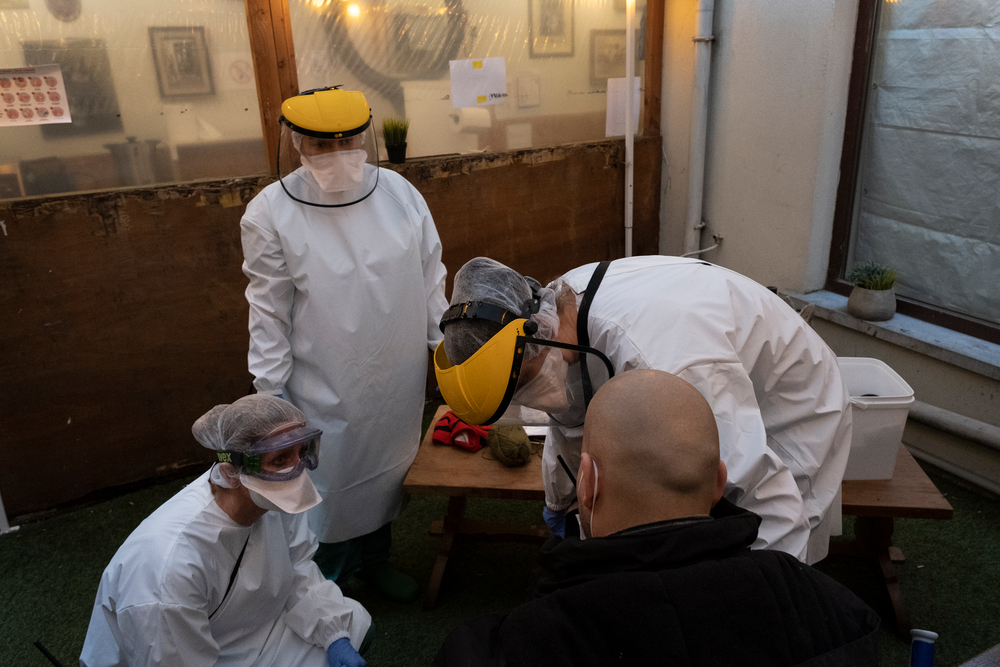Un patient est pris en charge par notre personnel. À l'hôtel Galia, à Bruxelles, les migrants sans abri pouvaient être testés pour le COVID-19, isolés et, si nécessaire, dirigés vers un hôpital. Albert Masias, 2020.​