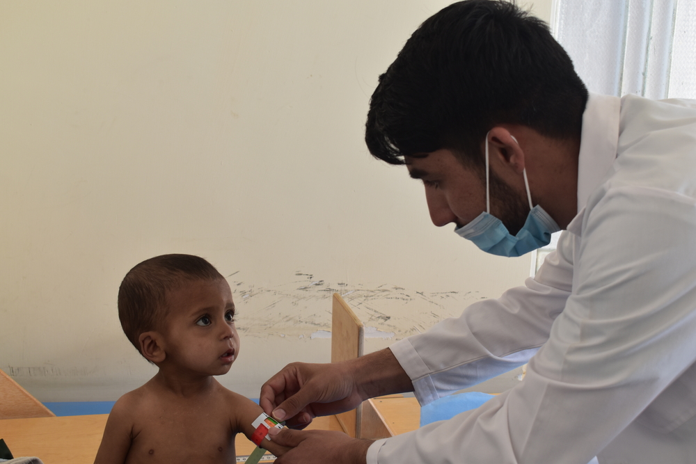 Een archiefbeeld uit december 2020 uit onze kliniek voor ontheemden in Herat, waar we ons ondervoedingprogramma al enige tijd runnen. De verpleegkundige op de foto is niet aan het woord in deze blog.