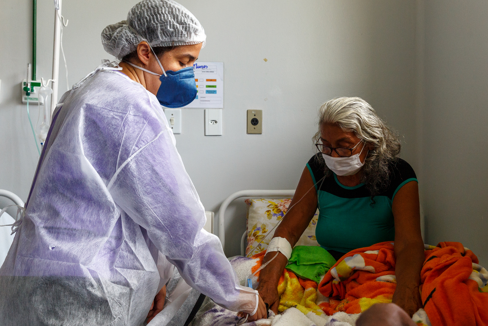 MSF doctor Brígida Assunção sees a patient in the COVID-19 ward of the regional hospital of Tefé. On the same day the patient was transferred by an airplane-ambulance to Manaus, capital of the state of Amazonas, where patients have greater access to intensive care.  “In Tefé there is no intensive care unit or haemodialysis, for example. Respiratory failure is visible, but renal failure is silent, even though it is equally severe and can lead to death. A patient intubated in Tefé is not the same as a patient intubated in Manaus. We talk to the family and patients to explain this, which made a big difference in people's adherence to referrals to Manaus ”, explains doctor Brígida Assunção.