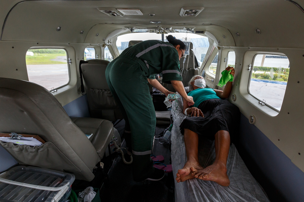 Een patiënte wordt vanuit Tefé overgebracht naar een ziekenhuis in Manaus, in december vorig jaar, toen de ziekenhuizen nog niet overvol zaten. © Diego Baravelli, december 2020.