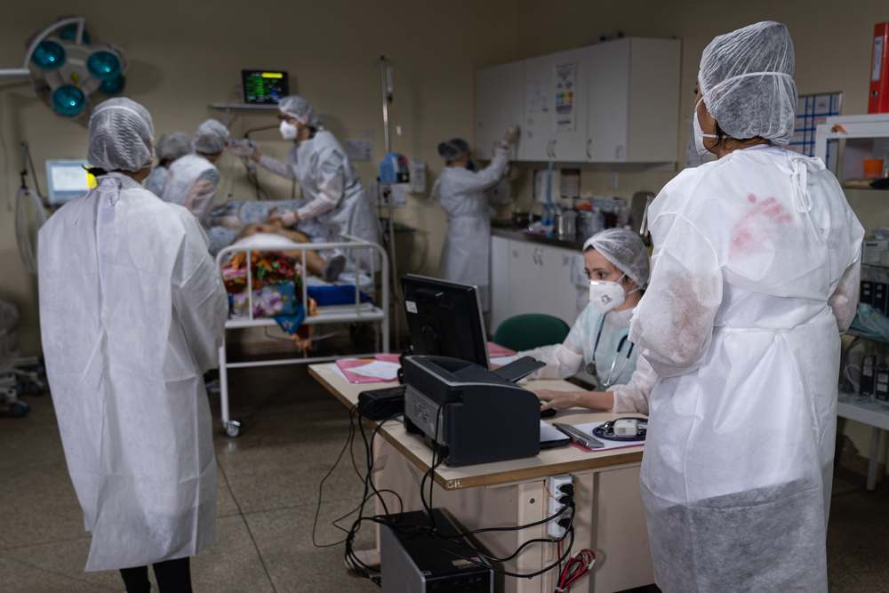 With a steep increase in the number of cases and deaths caused by COVID-19, the health care system in Manaus, the capital of the state of Amazonas, collapsed for the second time in January 2021. MSF is supporting José Rodrigues Emergency Unit (UPA), which is now adapted to focus on COVID-19 patients, with doctors, nurses and mental health care.