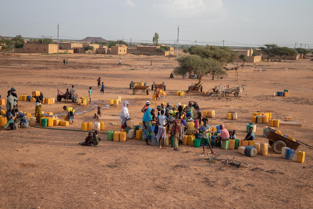 Dit archiefbeeld uit 2020 toont één van onze waterdistributies in Djibo, Burkina Faso.