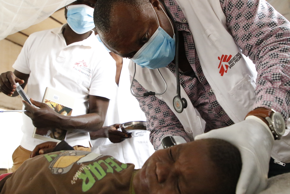 Theophile, arts van het MSF-noodteam, onderzoekt een kind met mazelen in het algemeen referentieziekenhuis van Bosobolo. De gezondheidszone Bosobolo in Nord-Ubangi wordt al enkele weken getroffen door mazelen. AzG heeft een noodteam gestuurd om patiënten te behandelen en alle kinderen van zes maanden tot negen jaar in te enten.