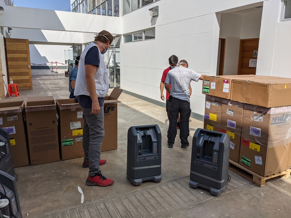 Personeel van Artsen Zonder Grenzen controleert de medicijnen en de uitrusting die zij net hebben ontvangen ter ondersteuning van de onlangs gestarte COVID-19 interventie in de provincie Huaura, ten noorden van Lima, Peru. De plaatselijke capaciteit voor medische behandeling en zuurstoftherapie is dramatisch ontoereikend om aan de behoeften te voldoen.