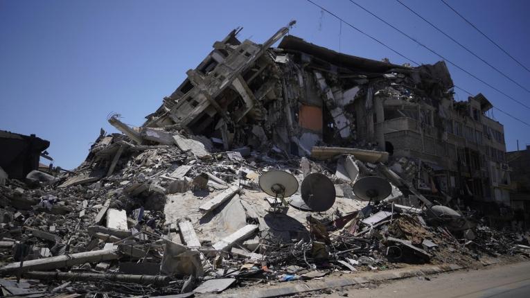vernielde toren in Gaza