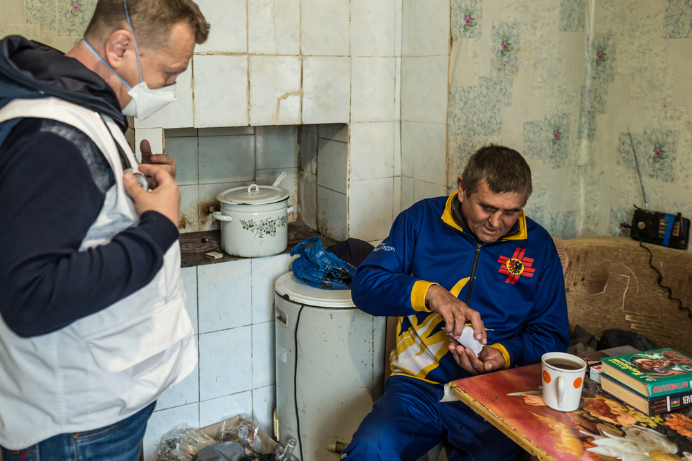 Eén van onze tuberculosepatiënten ontvangt van onze teams zijn kuur in Zhytomir, Oekraïne