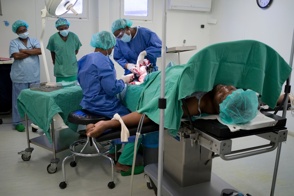 © D. Zeyneb Alhindawi Nouvelle urgence, un jeune homme gravement blessé à la jambe nécessite une prise en charge immédiate par les chirurgiens MSF.