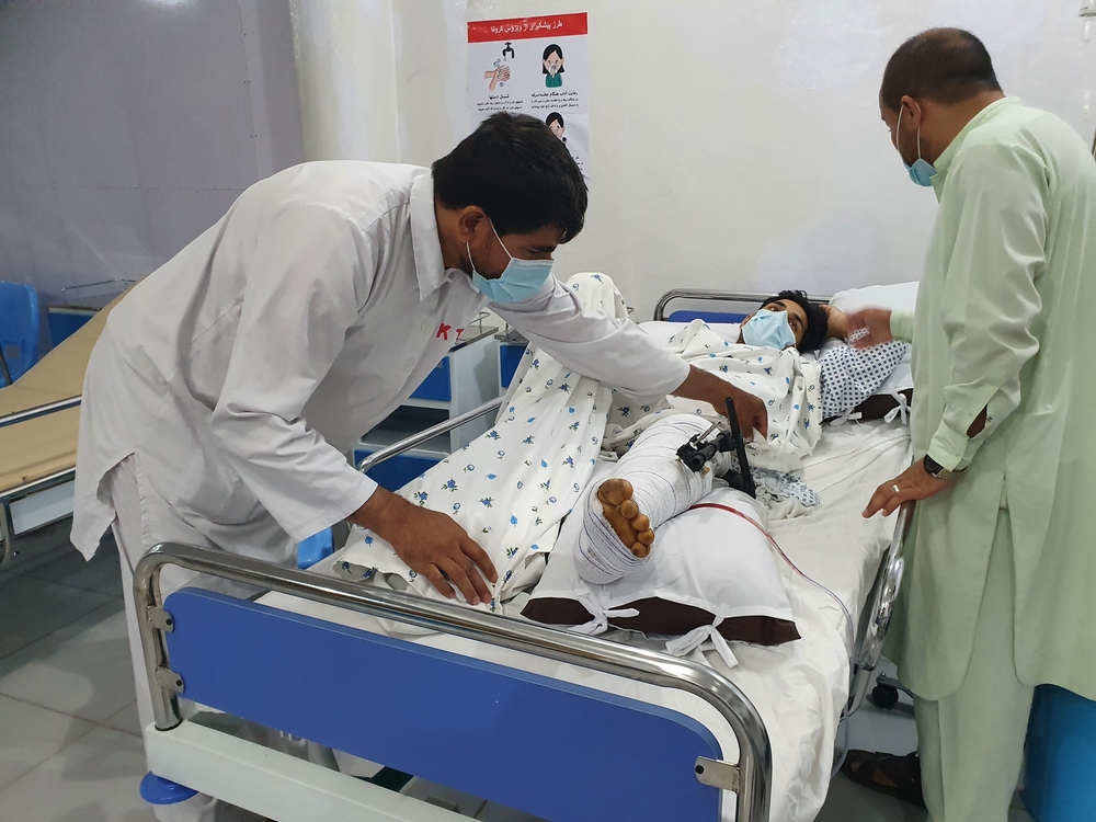Op de spoeddienst verzorgt onze dokter een patiënt met een complexe beenbreu, opgelopen tijdens de bombardementen