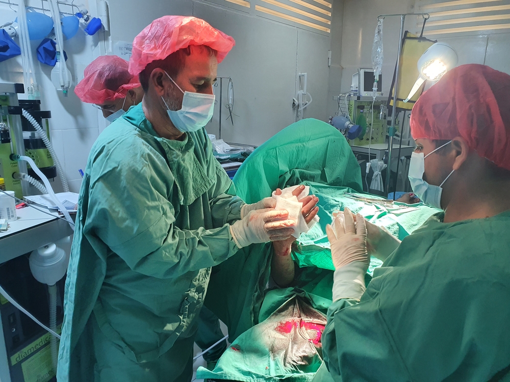 In het operatiekwartier in het traumacentrum in Kunduz verzorgen we een oorlogsgewonde.