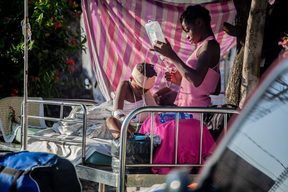 Veel slachtoffers worden noodgedwongen buiten opgevangen, zoals hier in Les Cayes. Op 15 augustus konden we al een team naar het algemeen ziekenhuis sturen om de gewonden te helpen stabiliseren.