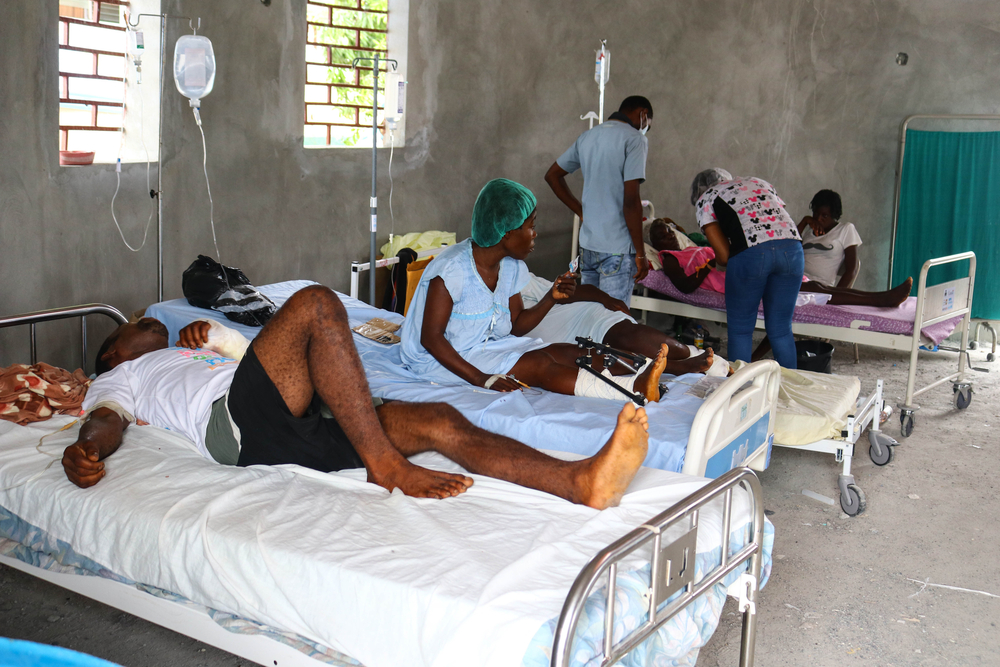 medical team, including two surgeons and an operating room nurse, was able to travel to Jérémie on August 15 and began working in St. Antoine’s hospital, completing 10 surgeries on 16 and 17 of august. MSF brought medical supplies, including sterilization material, for the medical facility. 