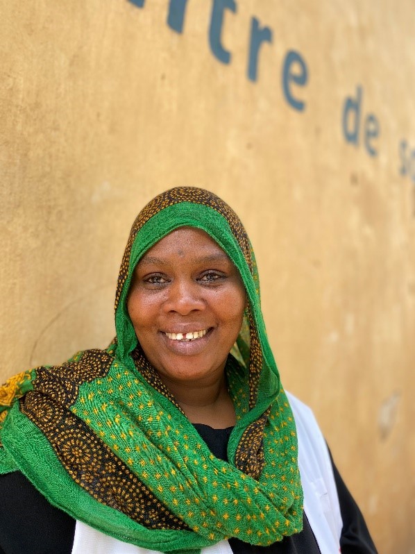 Souat is één van de traditionele vroedvrouwen waarmee Noor en haar team elke dag samenwerkt. Samen tekenen ze de nieuwe moederzorg uit voor Tsjadische gemeenschappen