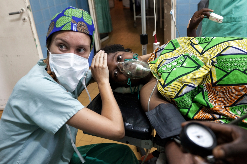 Une sage-femme rassure une patiente de 18 ans avant qu'elle entre dans la salle d'opération pour subir une césarienne © Yasuyoshi Chiba. RDC, 2011.