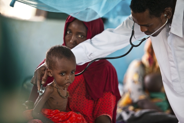 Un enfant souffrant de malnutrition sévère reçoit de l'aide de MSF à Dagahaley