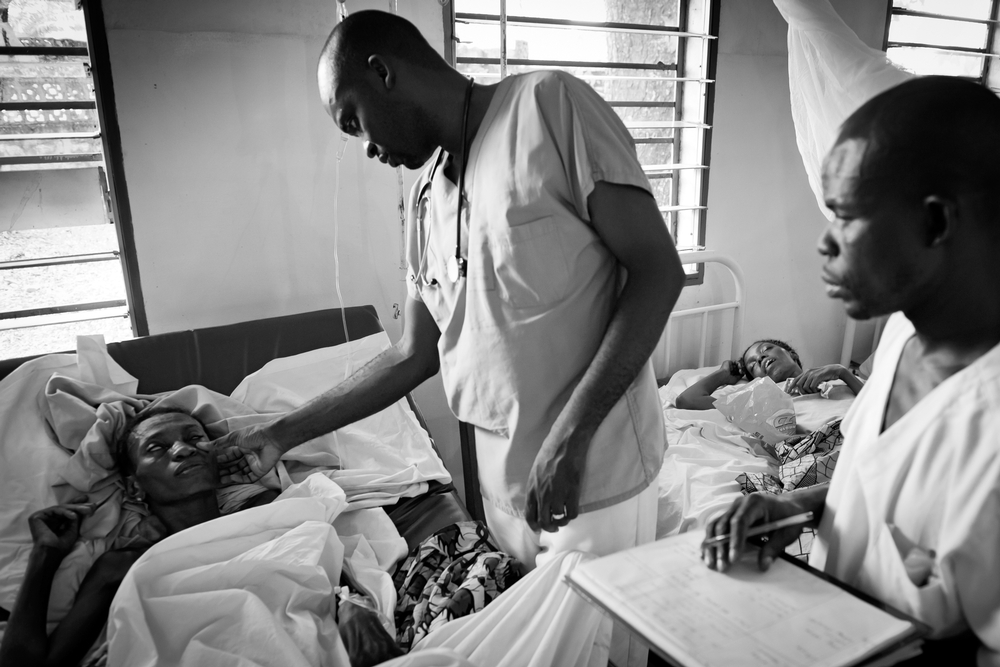 Deux collaborateurs MSF examine une patiente à Kinshasa