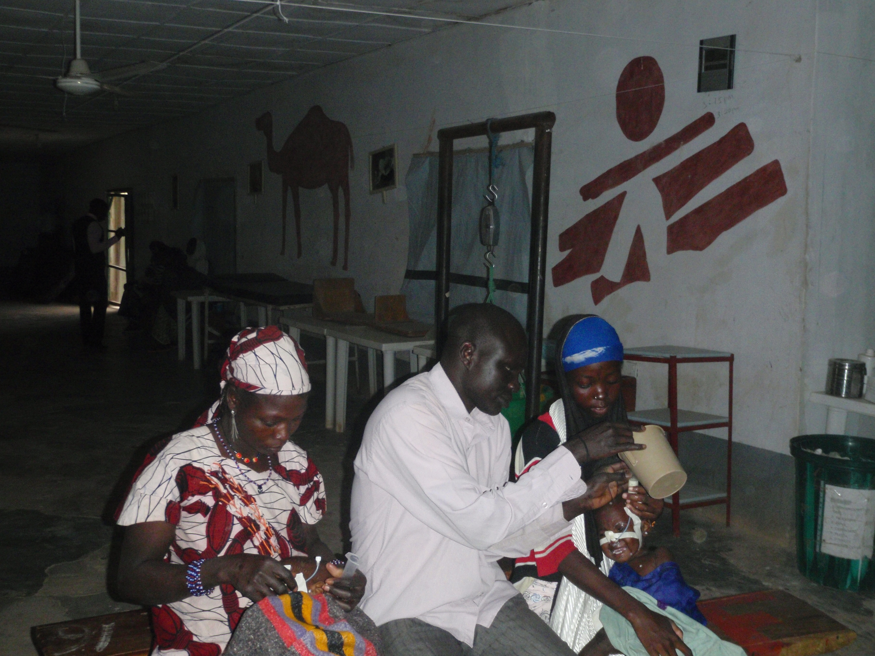 Thok Johnson a travaillé en tant qu’infirmier dans un projet mère-enfant dans la ville de Goronyo, dans le nord du Nigeria. La fillette qu'il nourrit s'appelle Fatima Kassim. © Dirk-Jan van der Poel, janvier 2013