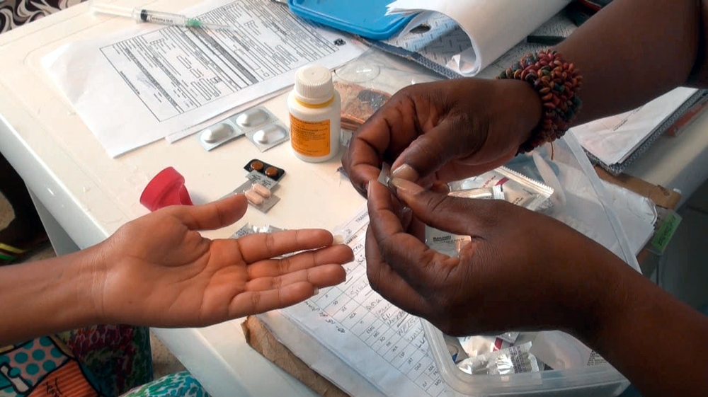 Un patient atteint de la tuberculose reçoit ses médicaments à Buenaventura en Colombie