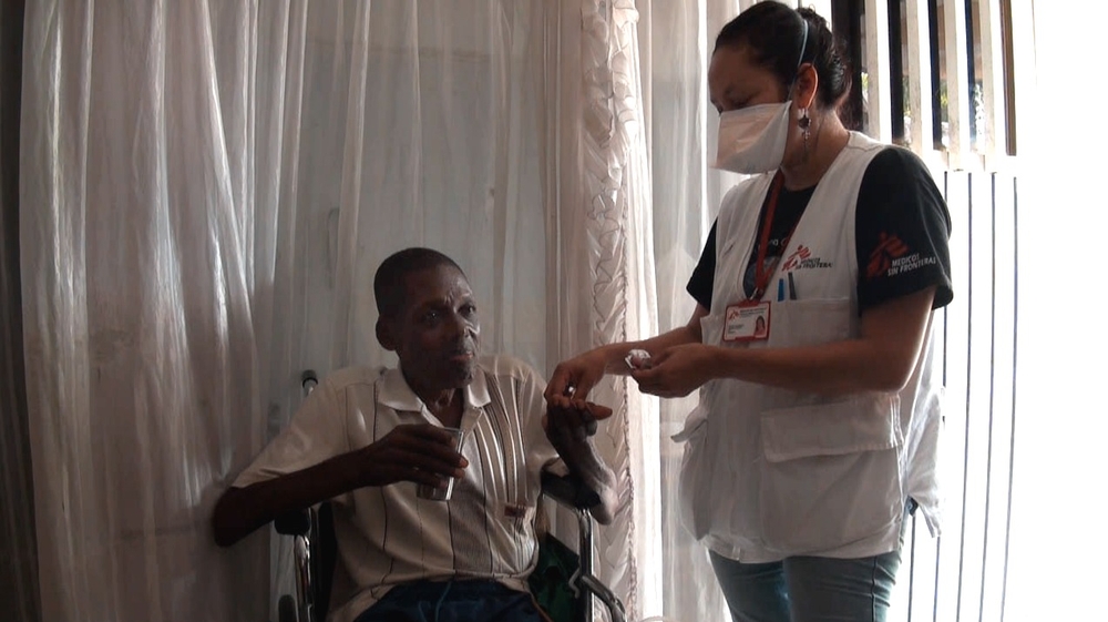 Une médecin MSF soigne un patient atteint de la tuberculose à Buenaventura en Colombie.