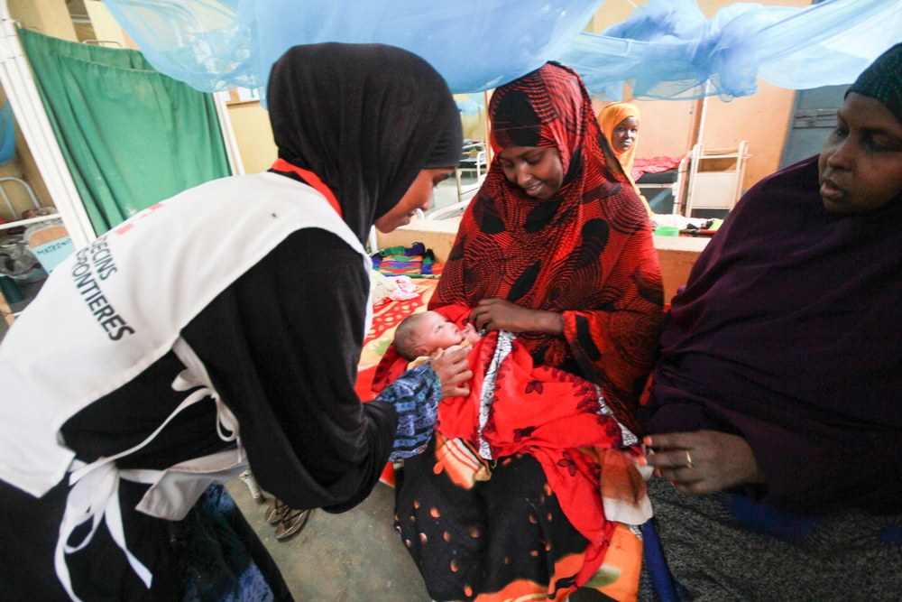 Une infirmière MSF ainsi qu'une patiente et son enfant dans la maternité de Dagahaley