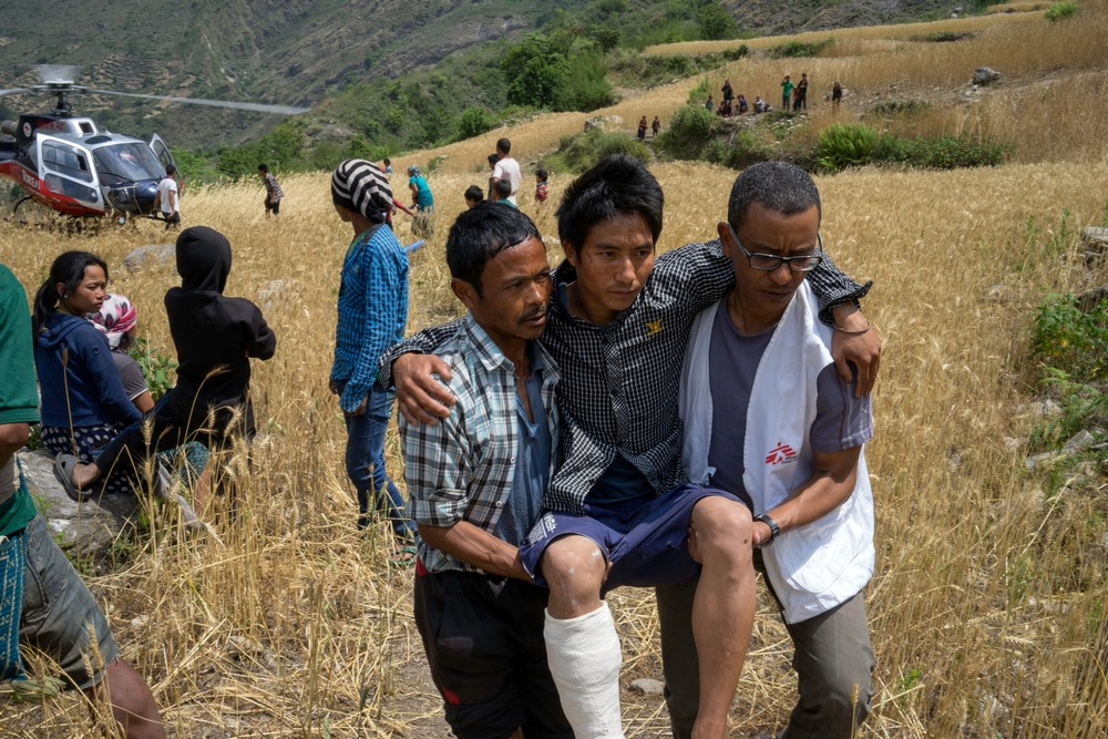 Une évacuation d'un patient par une équipe MSF au Népal
