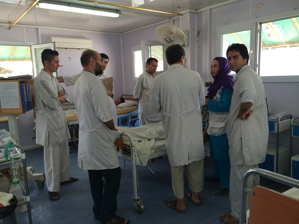 Une équipe de médecins dans le centre de traumatologie de Kunduz
