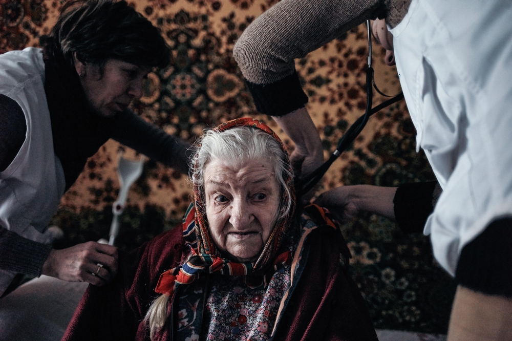 Klavdia (88) laat zich onderzoeken door een medisch team van AZG in Marioupol. ©AZG/Misha Friedman 