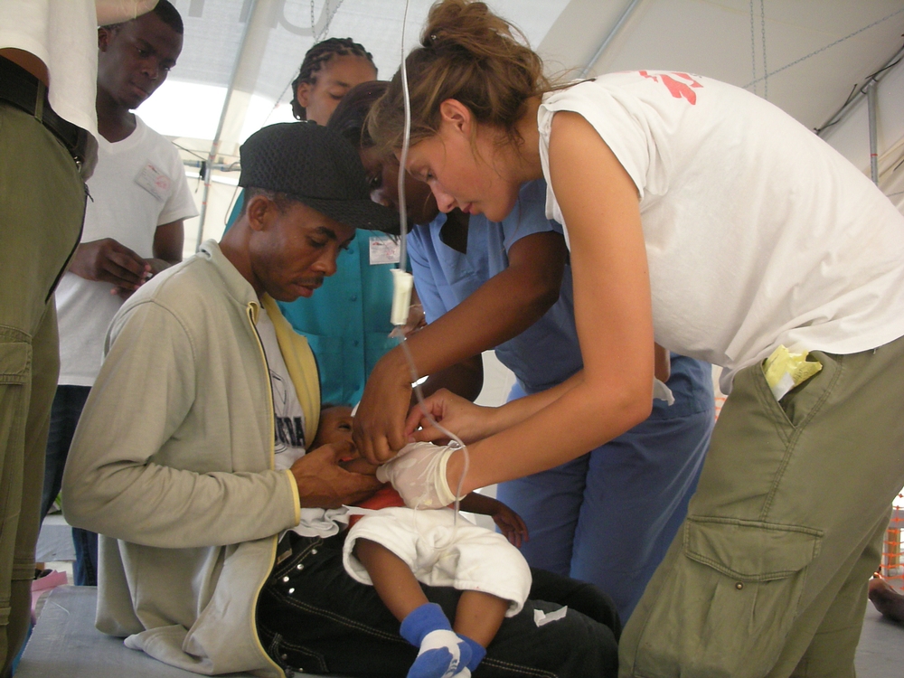 © A. Baumel Il y a trop peu d’infrastructures de soins opérationnelles en Haïti. Ce bébé est atteint du choléra depuis plusieurs jours, l’infirmière MSF doit lui installer une perfusion en urgence.