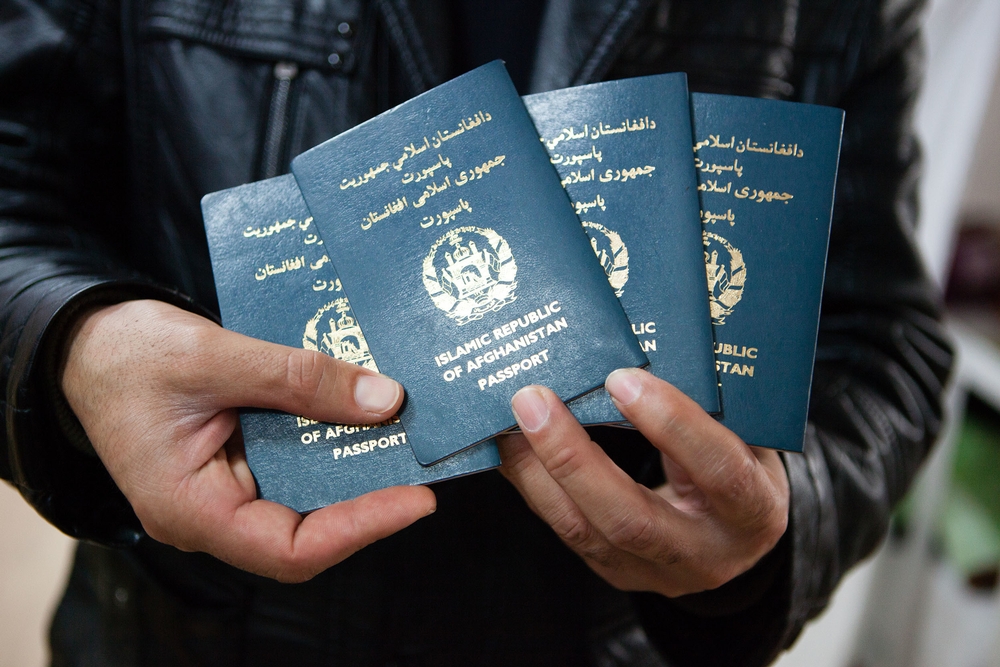 Afghaanse paspoorten worden getoond door een vluchteling