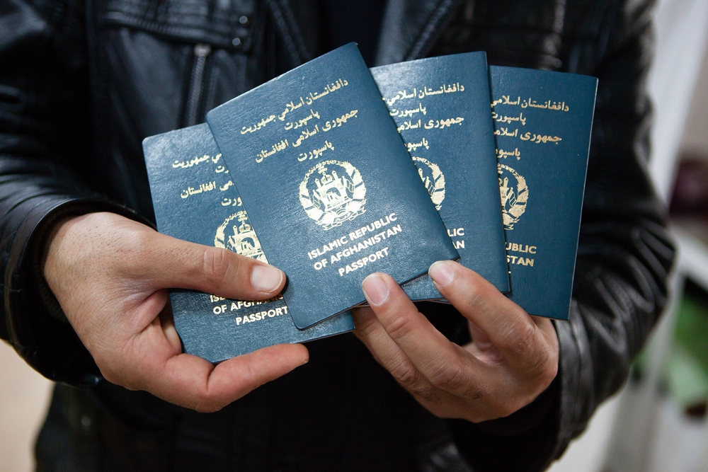Afghaanse paspoorten worden getoond door een vluchteling