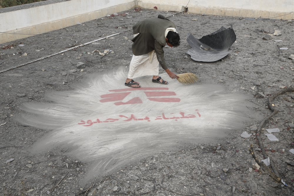 Un homme nettoie les débris au-dessus de l'hôpital de Haydan en octobre 2015.