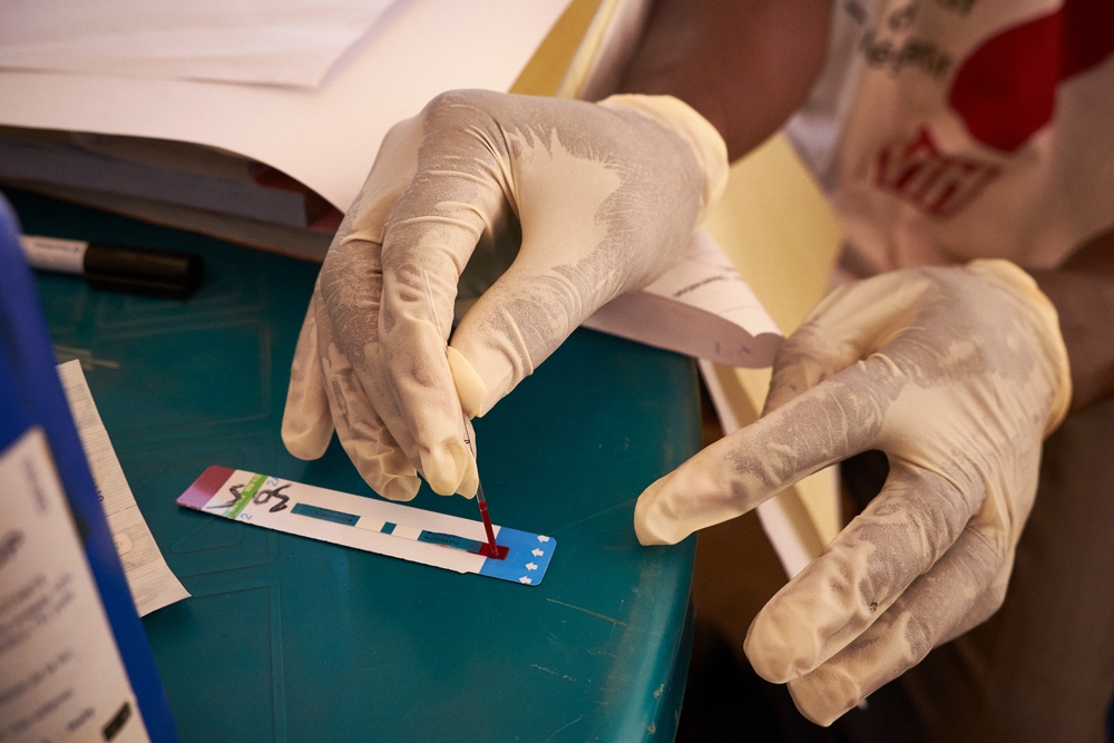 Un collaborateur MSF prépare un test de dépistage dans une clinique de Conakry en Guinée 