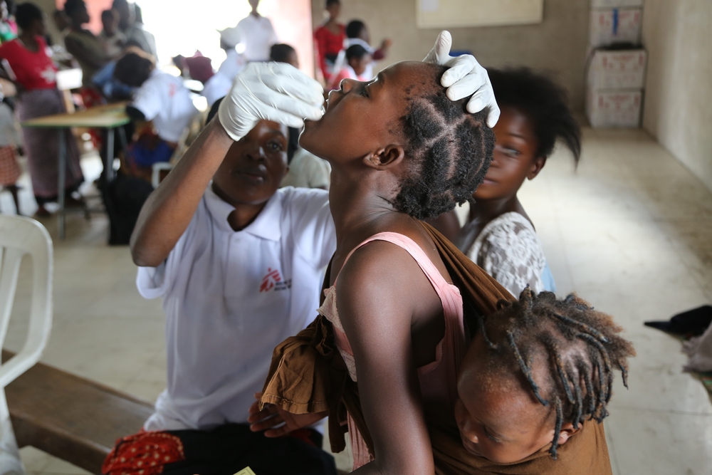 Une femme reçoit une dose de vaccination orale contre le choléra