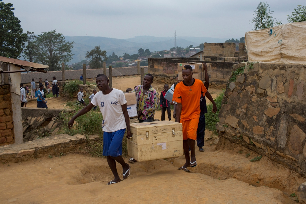 Des équipes portent des frigos qui contiennent les vaccins contre la fièvre jaune à Matadi en RDC 