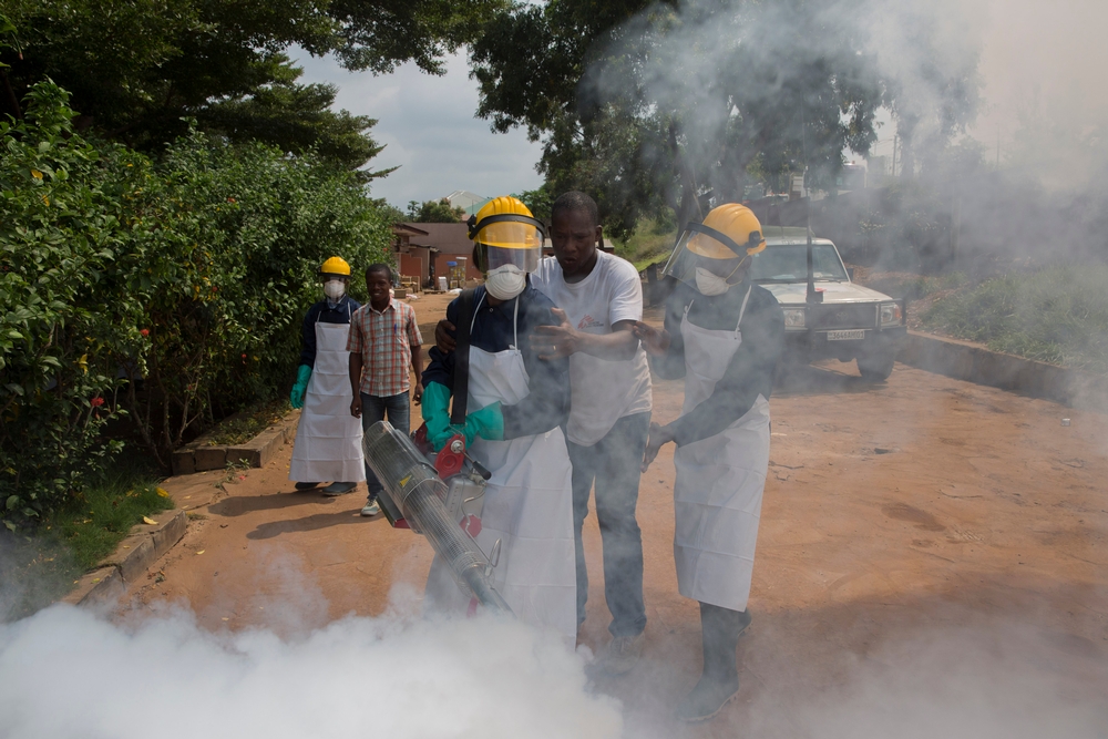 Des équipes MSF fumigent un quartier de Matadi afin de tuer les moustiques adultes © MSF