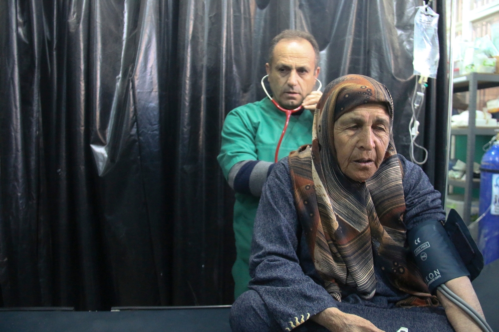 Une dame se fait auscultée dans l'hôpital MSF d'Al Salamah dans le district d'Azaz