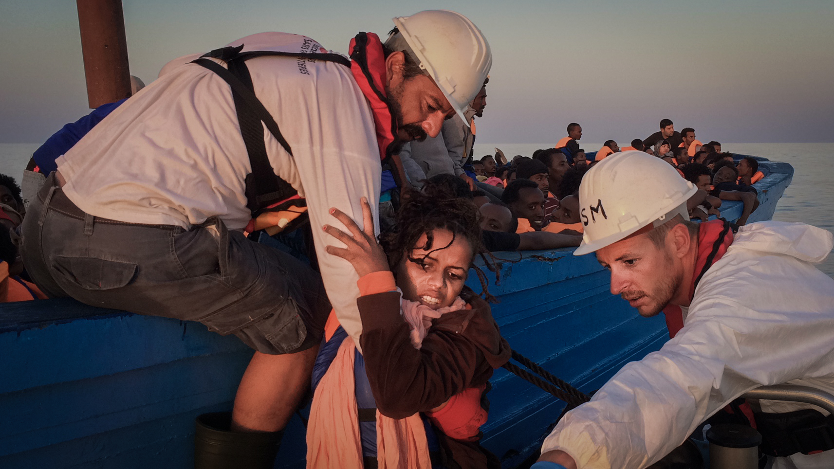 Une femme est sauvée est Méditerranée par une équipe MSF. Elle était à bord d'un bateau en bois où se trouvaient 350 personnes 
