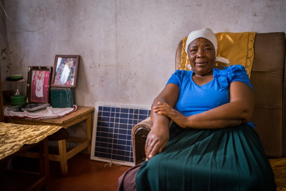 Magreth, 58 ans dans son habitation au Zimbabwe