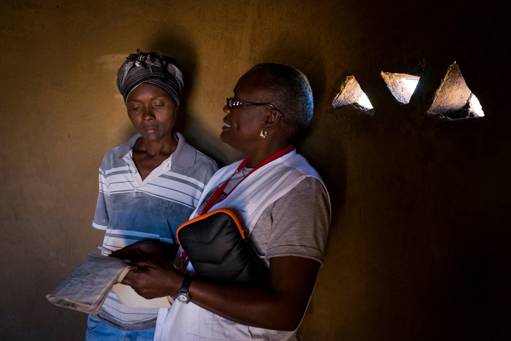Faceme bespreekt haar medisch dossier met een medewerkster van AZG in Gutu © Mélanie Wenger