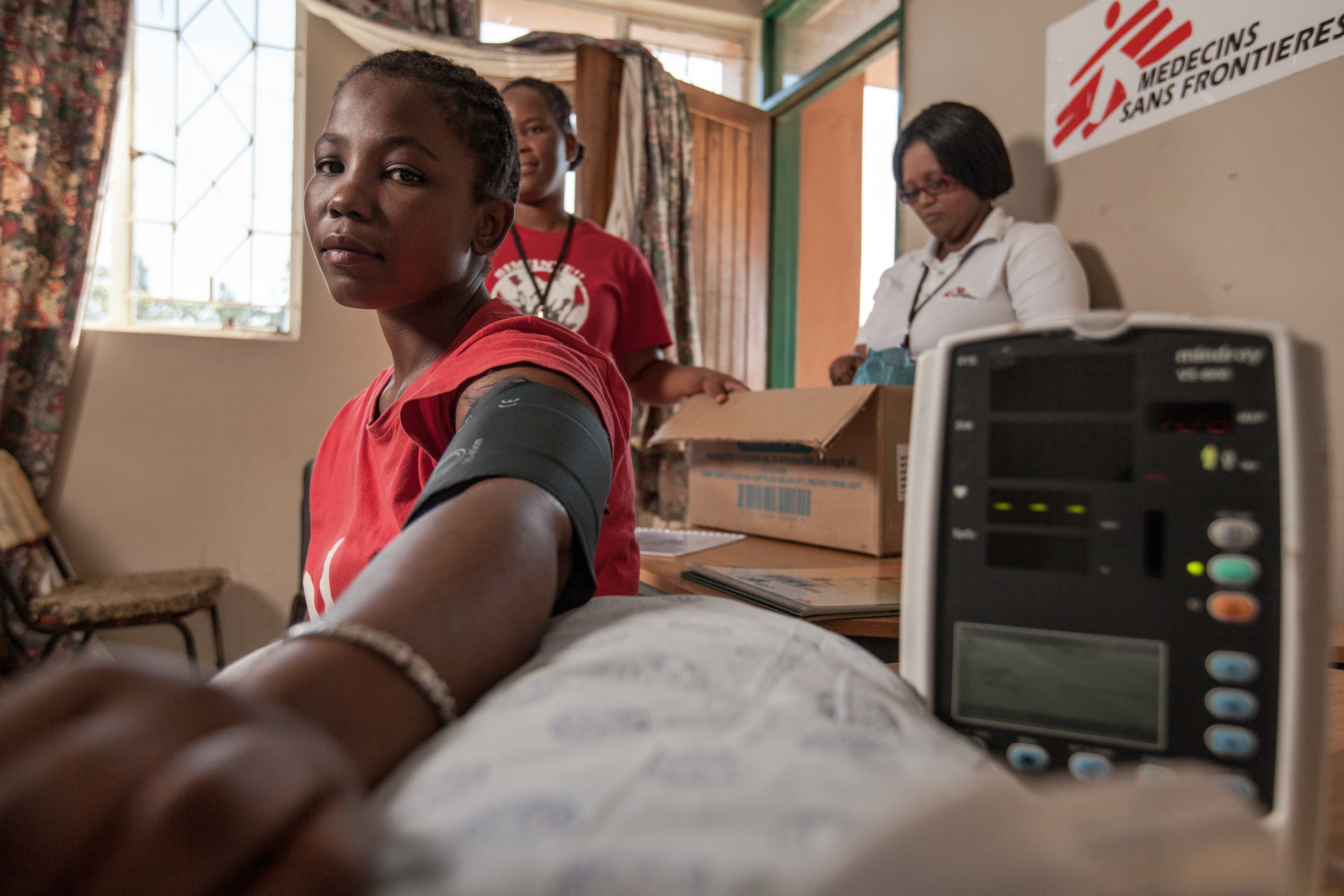 Een 26-jarige moeder laat haar bloeddruk meten in Eshowe. Ze is één van de 30 stabiele hiv-patiënten die zich om de twee maanden medisch laten controleren en hun medicijnen ophalen. © Greg Lomas, juni 2016.