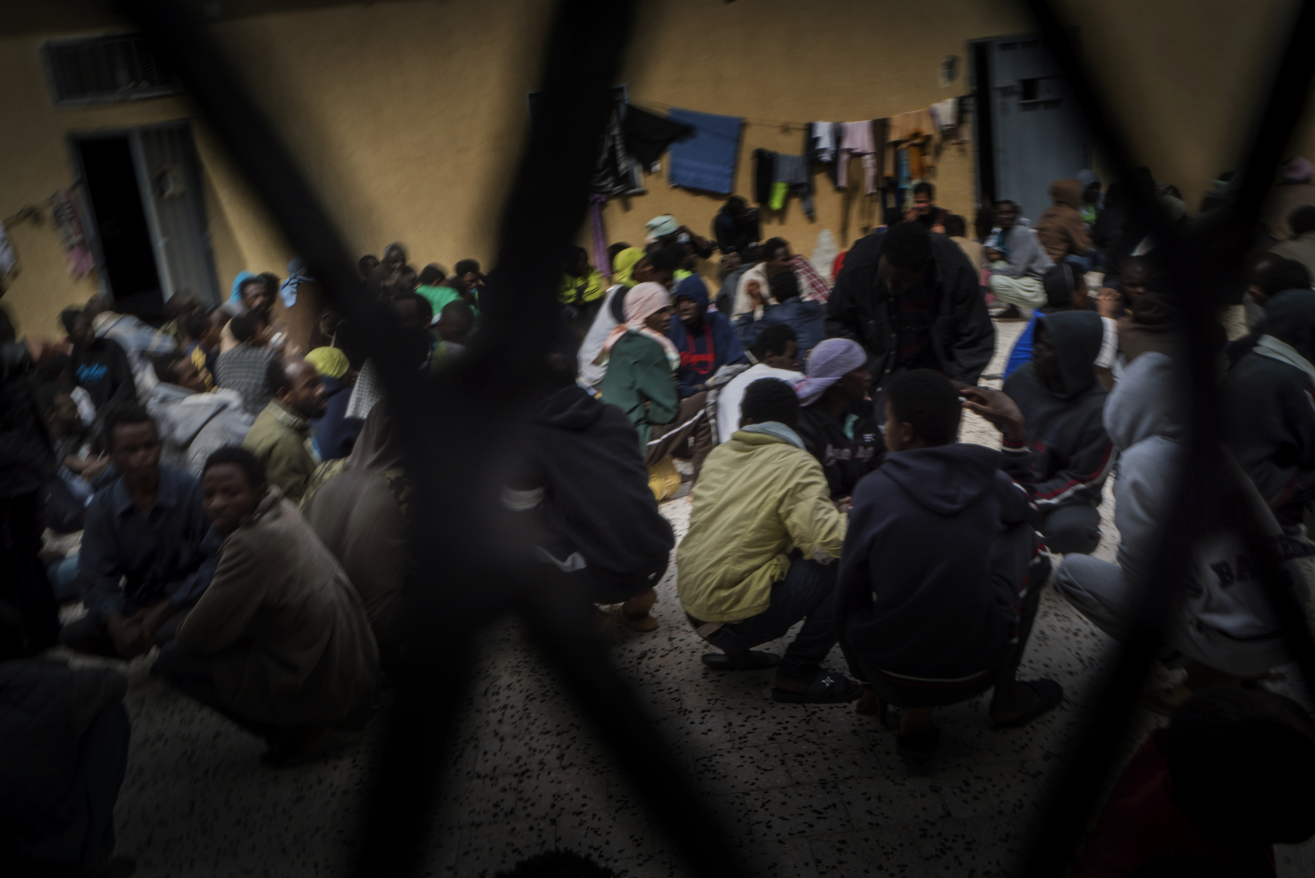 Des personnes détenues dans un camp de détention à Tripoli