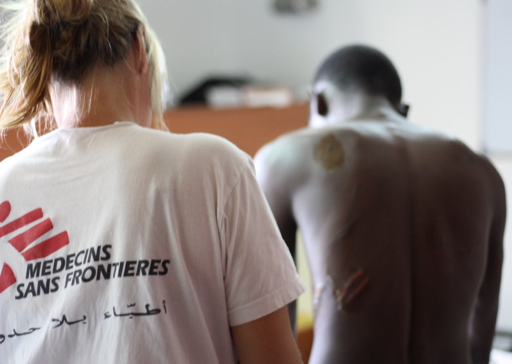 Un médecin MSF examine les blessures d'une victime de torture 