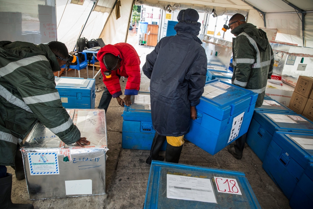 les équipes MSF stockent 17 000 glacières dans des containers 