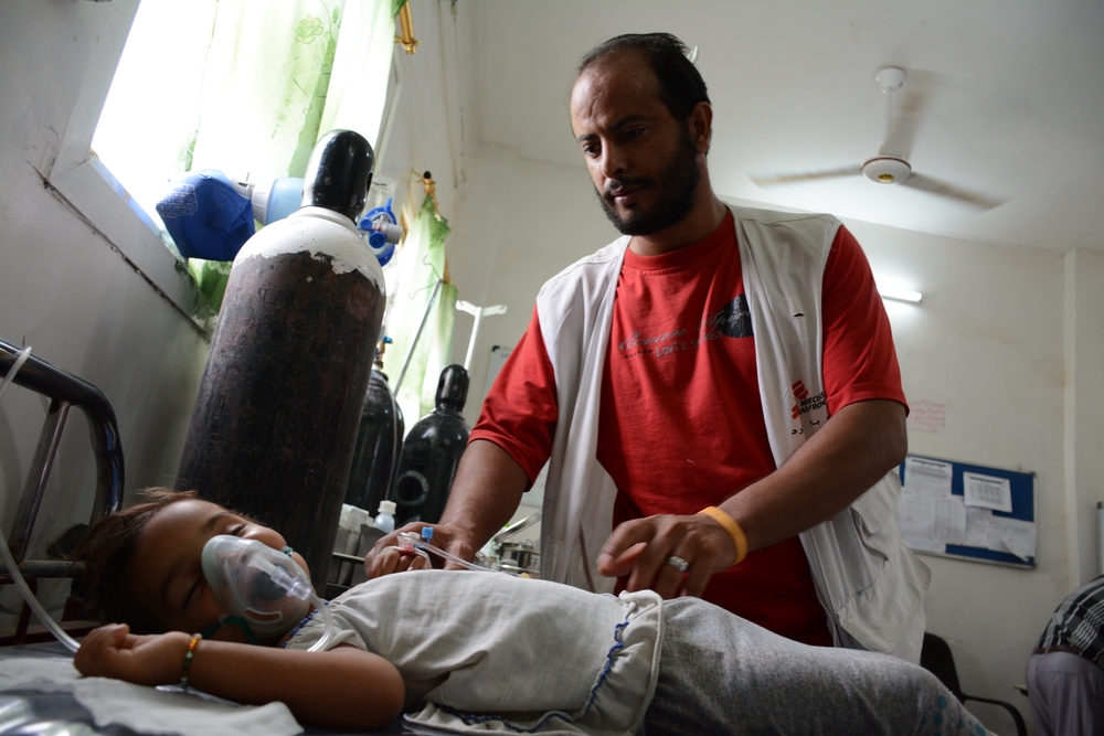 un infirmier MSF s'occupe d'un enfant qui souffre de sévère déshydratation à l'hôpital de Abs,le 12 juin dernier