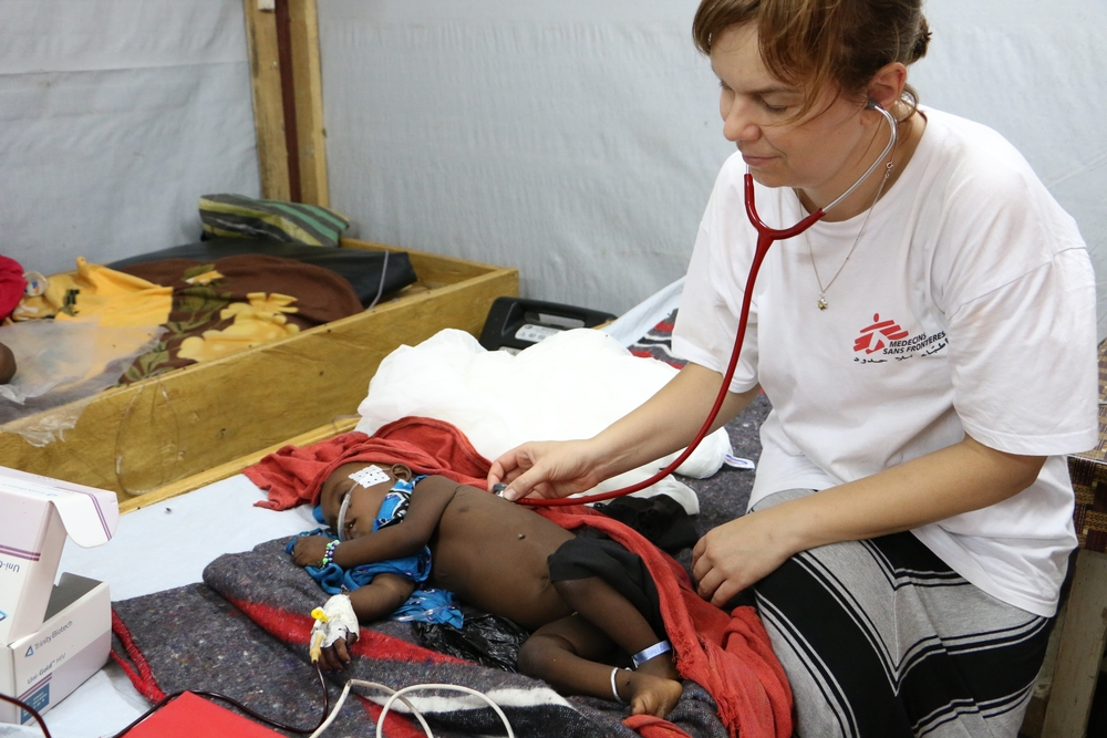 Une pédiatre MSF examine un petit patient d'un an qui vient de recevoir une transfusion de sang au centre de nourriture thérapeutique de l'hôpital de Bokoro au Tchad