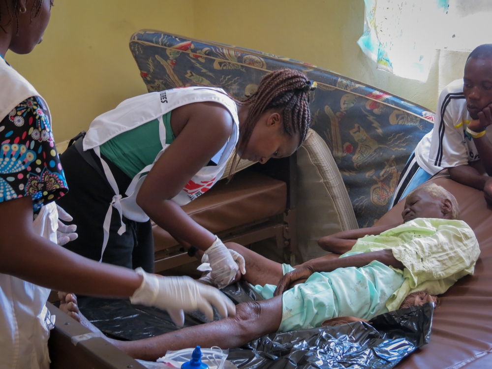 Une médecin MSF soigne une patiente à Jérémie © Laura Bianchi/MSF