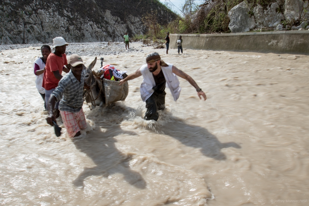 MSF utilise des ânes pour transporter des fournitures dans la région de Port-à-Piment © Joffrey Monnier/MSF