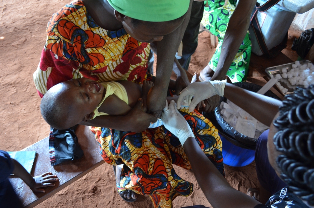 Un enfant se fait vacciner dans la préfecture de Bangassou 