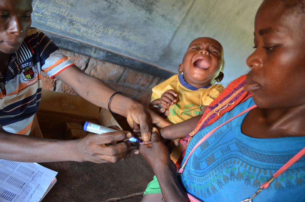 Un enfant est vacciné à Bangassou